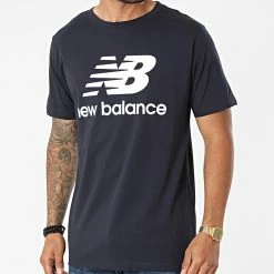 Le moins cher 🌟 Tee 👚 Shirt MT01575 Bleu Marine de New Balance 👍