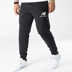 Coupon 🧨 Pantalon Jogging Essential MP03558 Noir de New Balance 🥰