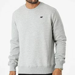 Budget ❤️ Sweat Crewneck Logo MT23601 Gris Chiné de New Balance 👏