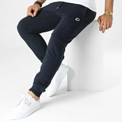 Meilleure vente ⌛ Pantalon Jogging Logo MP23600 Bleu Marine de New Balance 👍 -New Balance Soldes new balance 332997 MP23600 ECL 20220822T162503 03
