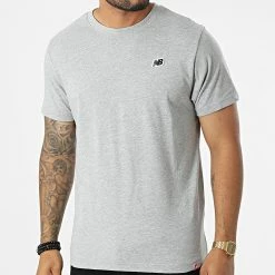 Le moins cher 🛒 Tee 👕 Shirt Logo MT23600 Gris Chiné de New Balance 🤩
