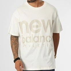 Promo 🌟 Tee 👕 Shirt UT23505 Beige de New Balance 🎁
