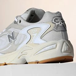 Tout neuf 💯 Baskets ML725T Bone White Metallic Silver de New Balance 🧨 -New Balance Soldes new balance 338228 ML725T 20220916T160359 04