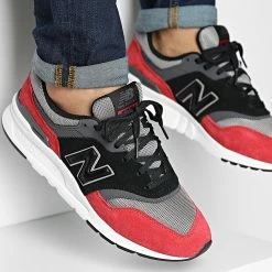 New Balance Soldes 10 Tout neuf 🥰 Baskets Lifestyle 997 CM997HSR Black Team Red de New Balance 🎁