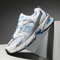 Nouveau 🥰 Baskets Lifestyle 530 MR530DRW White Silver Metallic Sky Blue de New Balance 🛒 -New Balance Soldes new balance 343379 MR530DRW 20221007T154810 01
