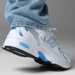 Nouveau 🥰 Baskets Lifestyle 530 MR530DRW White Silver Metallic Sky Blue de New Balance 🛒 -New Balance Soldes new balance 343379 MR530DRW 20221010T155905 05