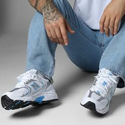 Nouveau 🥰 Baskets Lifestyle 530 MR530DRW White Silver Metallic Sky Blue de New Balance 🛒 -New Balance Soldes new balance 343379 MR530DRW 20221010T155906 06